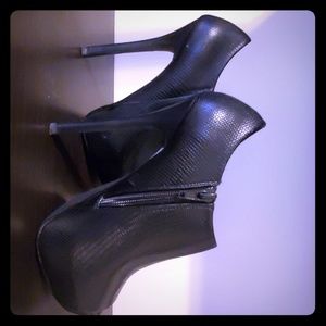 Booties- Naydean Steve Madden Black Snake